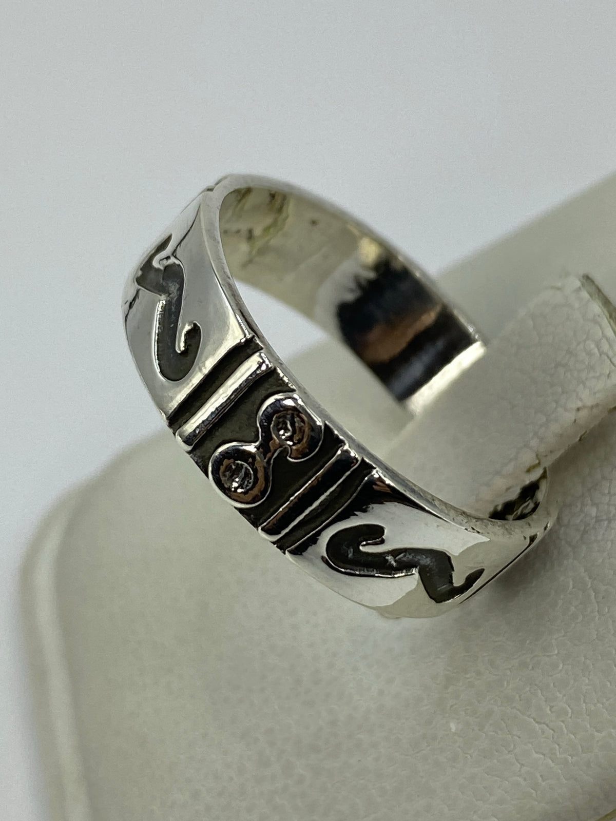 Detalle del interior del anillo con marca 925 MEXICO y la técnica de repujado visible