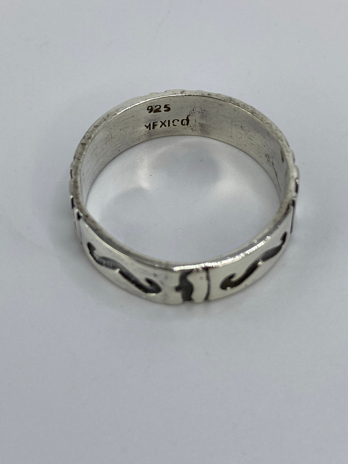 Anillo de plata en báscula mostrando peso de 4.9 g y número de lote