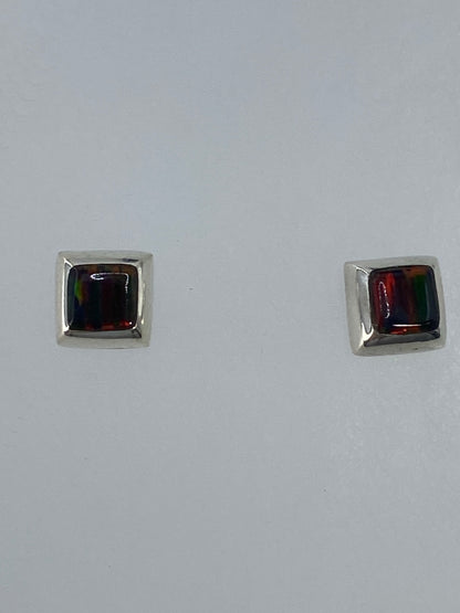 Par de aretes de plata con ópalo de fuego multicolor, largos 1.3 cm, sobre fondo blanco