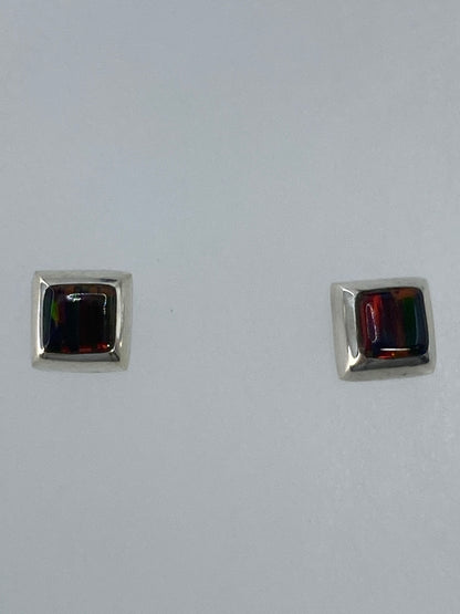 Detalle frontal de los aretes mostrando el color multicolor del ópalo de fuego