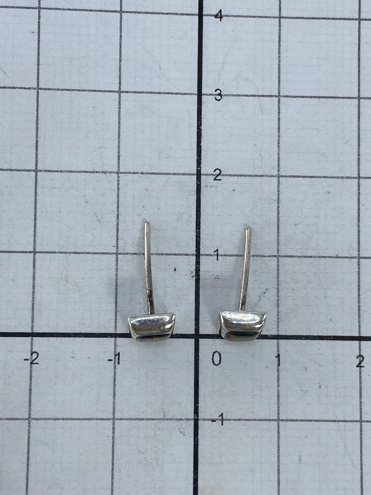 Aretes en la mano mostrando escala de tamaño y brillo de la piedra