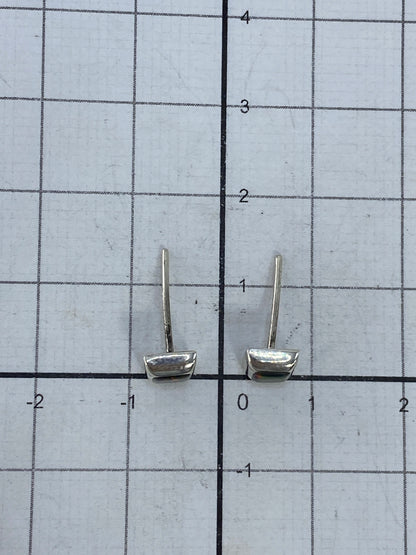 Aretes en la mano mostrando escala de tamaño y brillo de la piedra