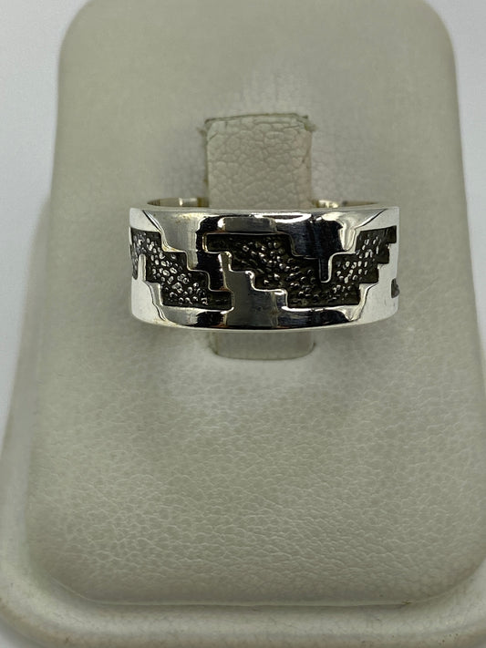 Anillo de plata 925 repujado con diseño geométrico prehispánico sobre fondo blanco
