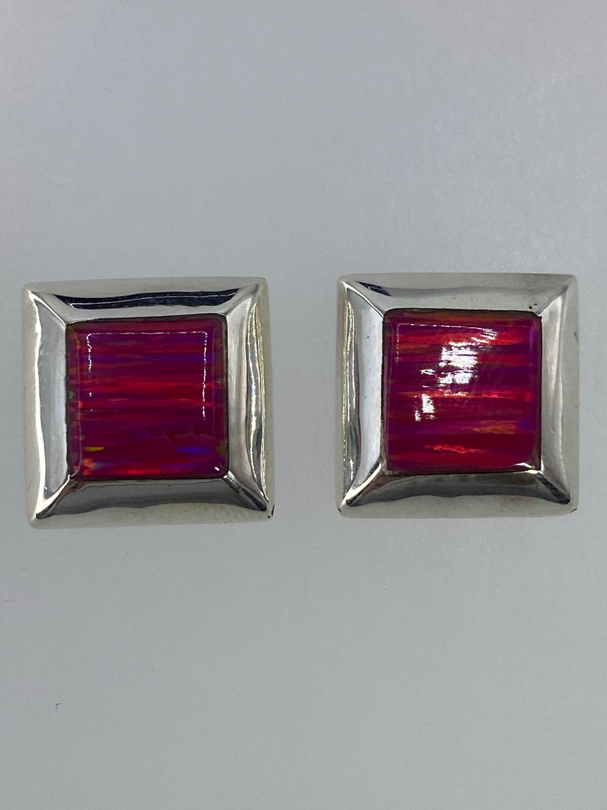 Aretes de plata 925 con ópalo de fuego rosa, vista frontal del par
