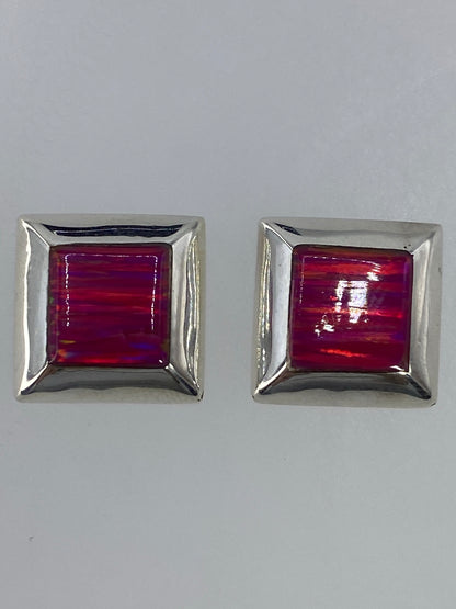 Aretes puestos, mostrando el tamaño real de 1.2 cm