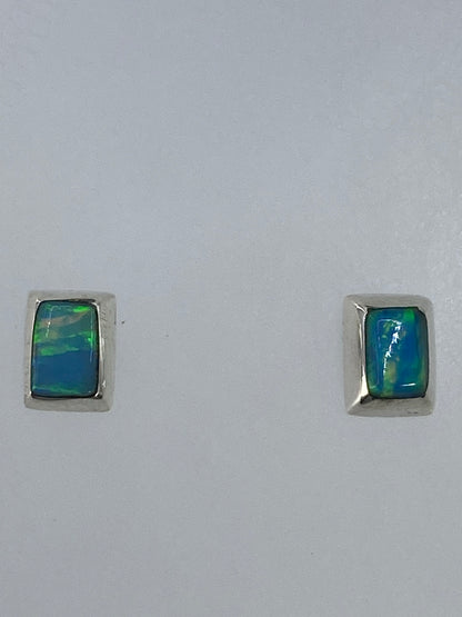 Par de aretes de plata 925 con ópalo de fuego verde limón engastado, sobre fondo gris
