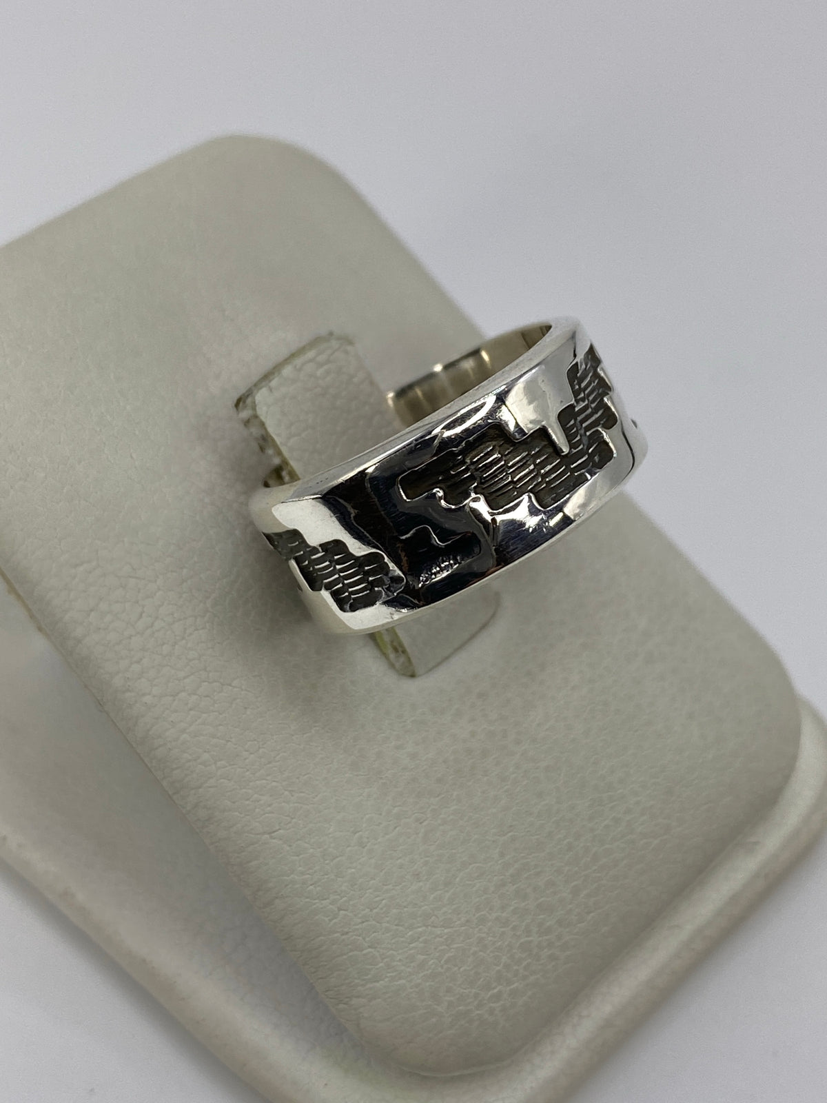 Vista frontal del anillo de plata 925 con relieve repujado detallado