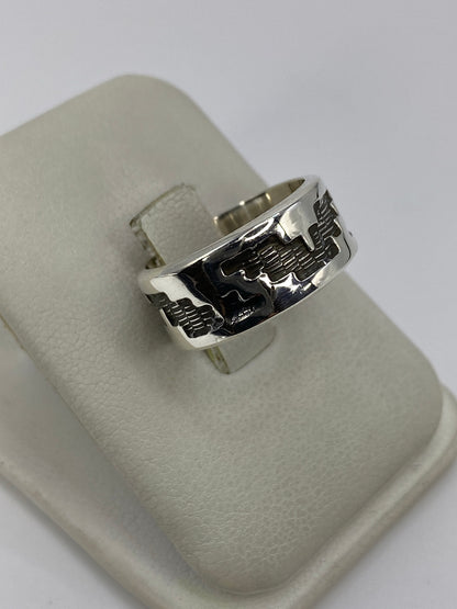 Vista frontal del anillo de plata 925 con relieve repujado detallado