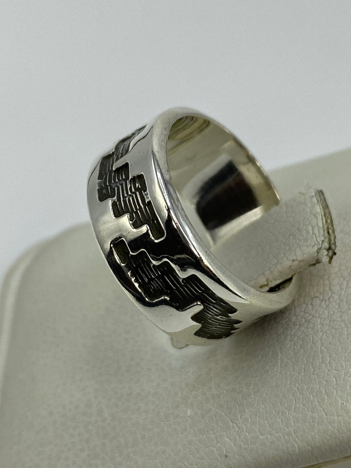 Perfil del anillo mostrando la profundidad del martillado artesanal