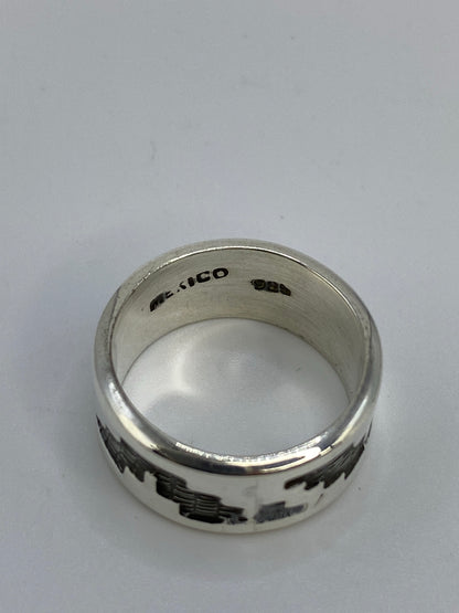Anillo sobre fondo azul mostrando el Quinto 925 grabado en la cara interna