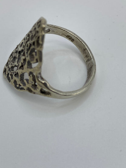 Anillo sobre fondo blanco con el Quinto 925 visible en el interior