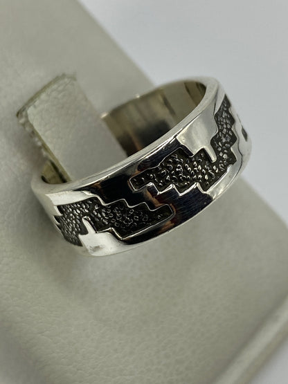 Detalle del reverso del anillo con marca 925 Quinto