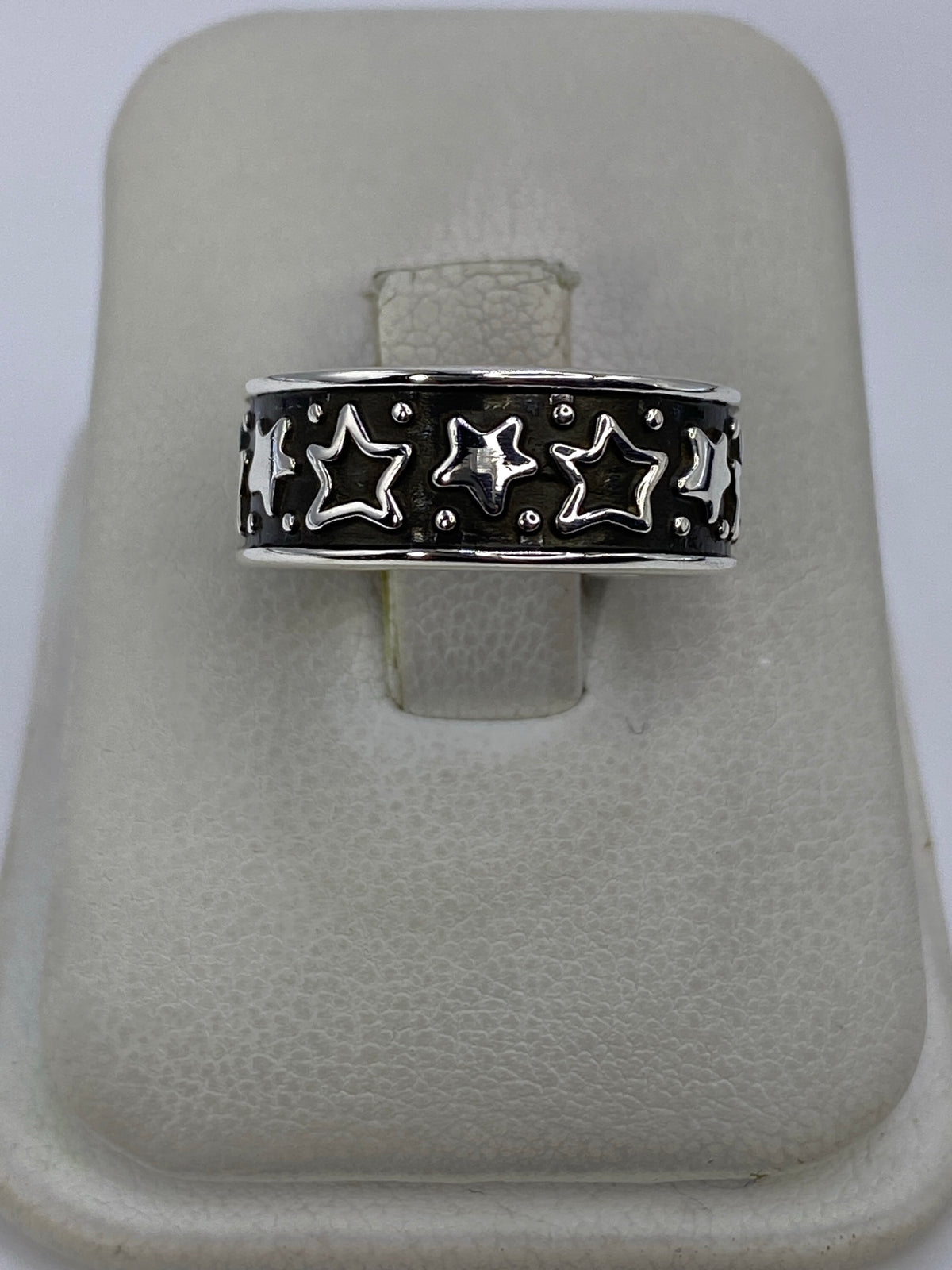 Anillo de plata 925 repujado con patrón de estrellas en relieve, visto desde arriba