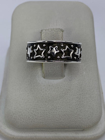 Anillo de plata 925 repujado con patrón de estrellas en relieve, visto desde arriba