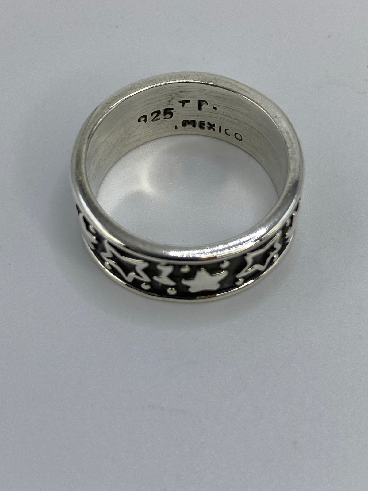 Anillo repujado de estrellas desde costado, evidenciando la altura del relieve martillado
