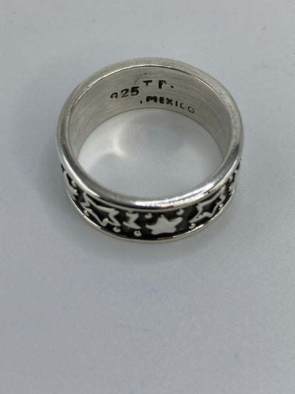 Anillo repujado de estrellas desde costado, evidenciando la altura del relieve martillado