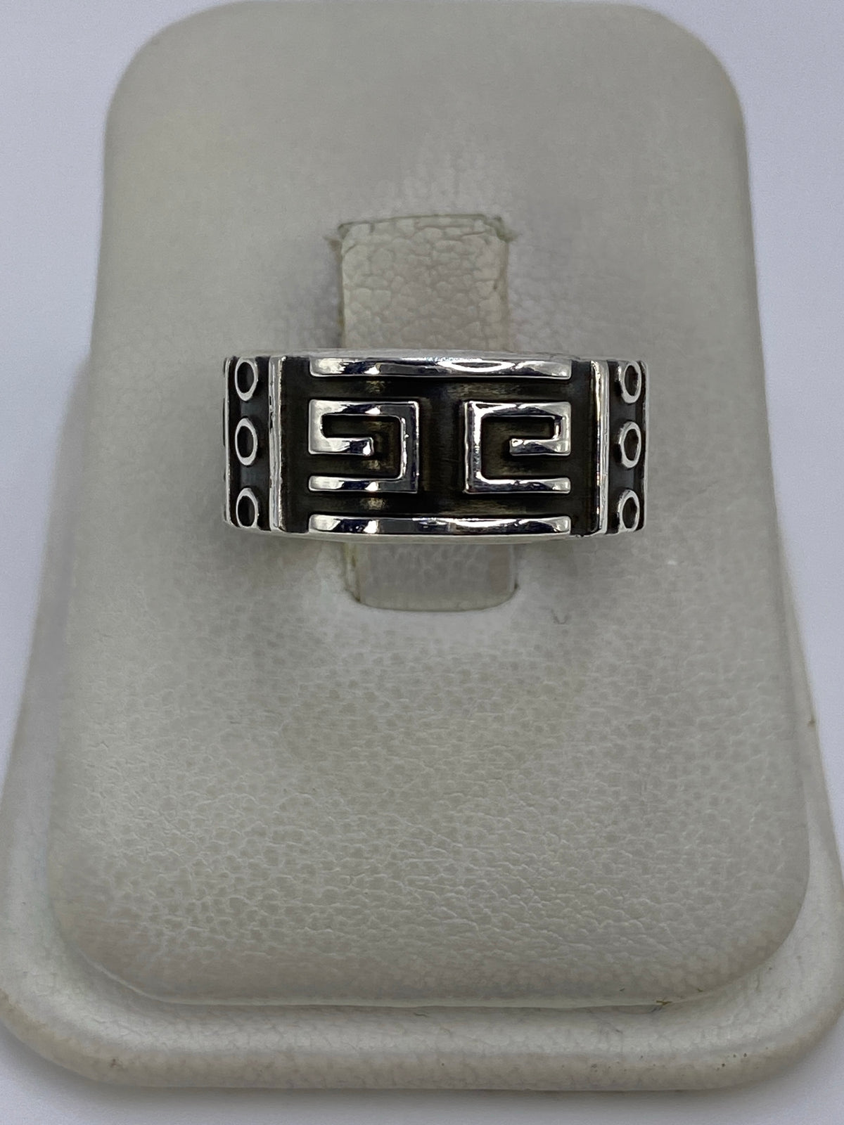 Anillo de plata repujado con motivos geométricos prehispánicos, talla 6, visto desde arriba