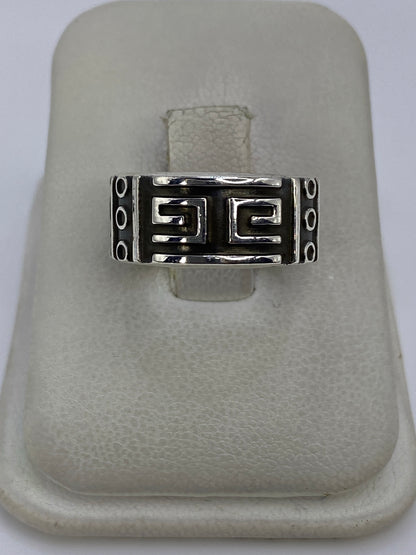 Anillo de plata repujado con motivos geométricos prehispánicos, talla 6, visto desde arriba