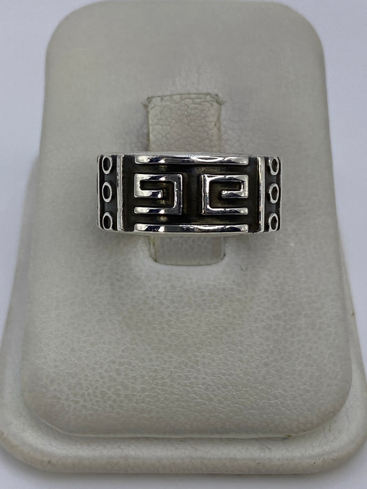 Anillo de plata repujado con motivos geométricos prehispánicos, talla 6, visto desde arriba