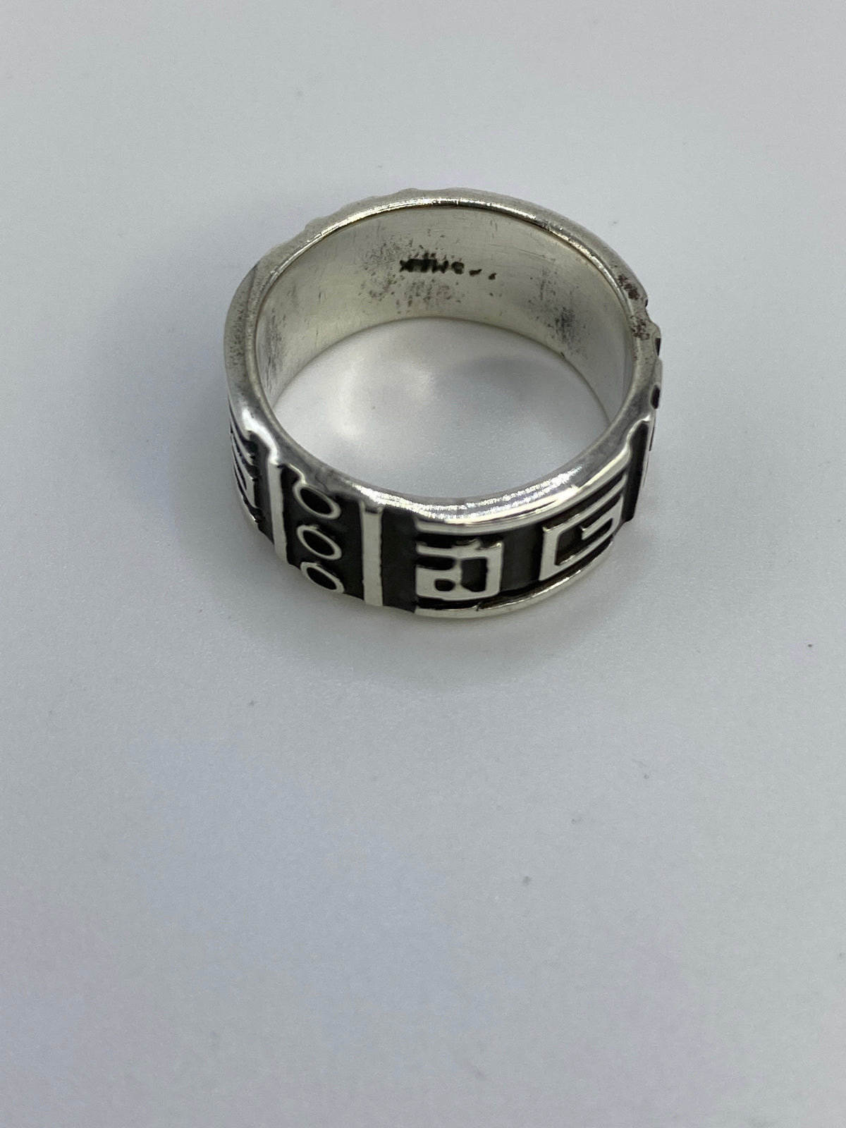 Detalle del reverso del anillo con marca de Quinto 925 de Taxco