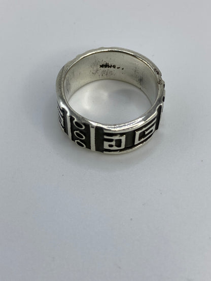 Detalle del reverso del anillo con marca de Quinto 925 de Taxco