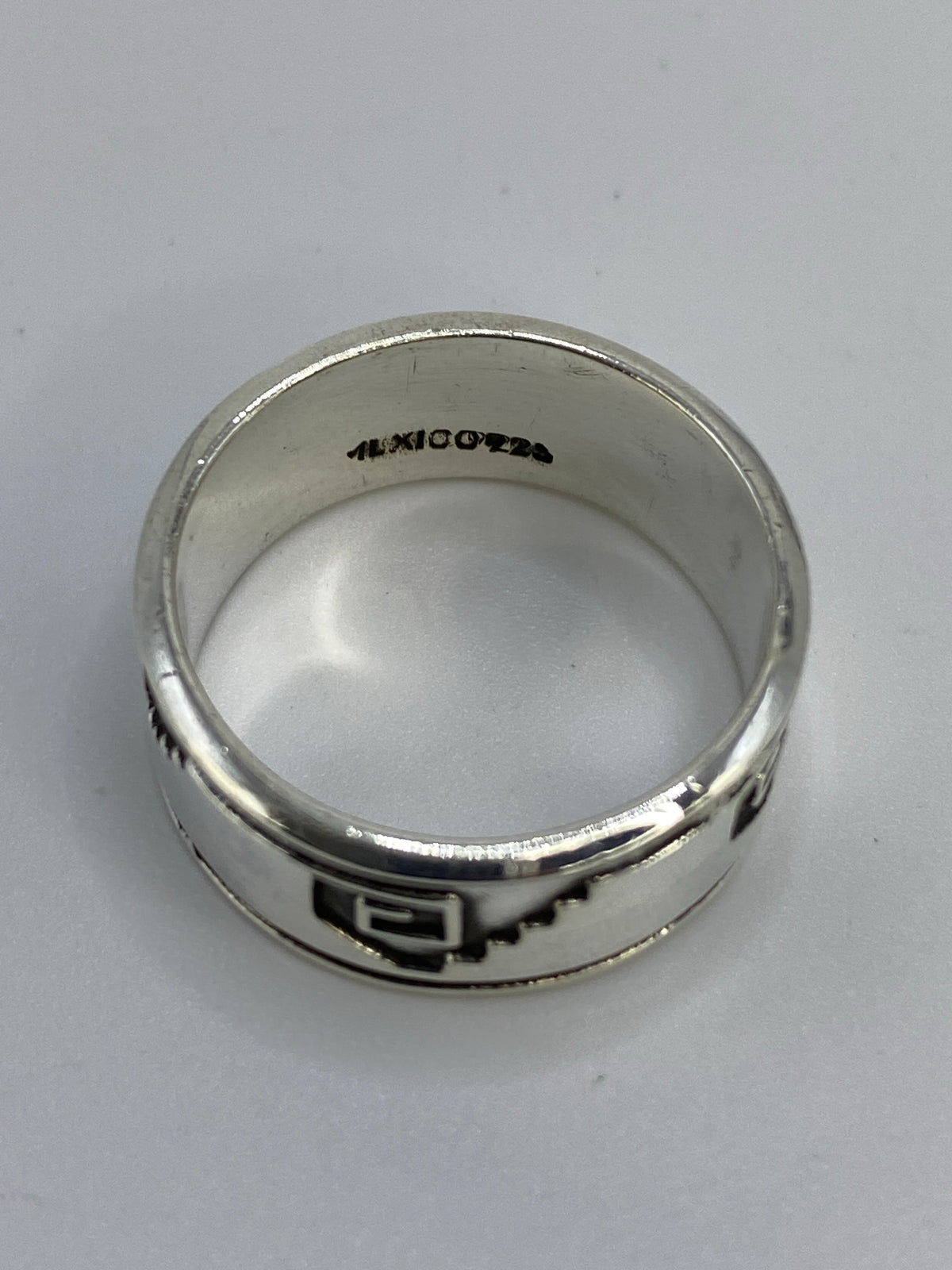 Anillo en dedo mostrando el Quinto 925 y el acabado pulido
