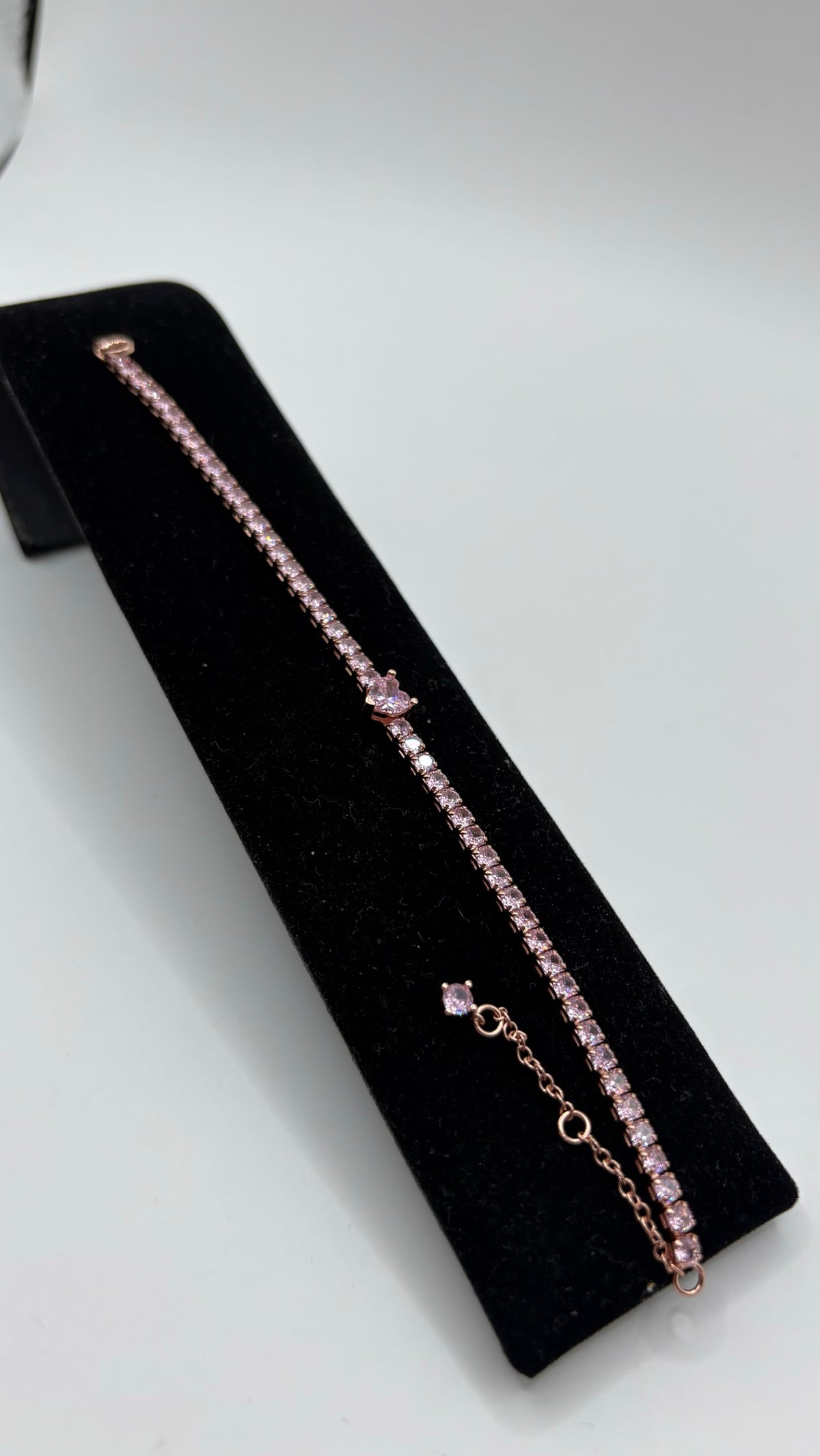 Detalle lateral de la pulsera artesanal, fotografía de cerca que resalta el grosor de 3 mm y el pulido de la plata
