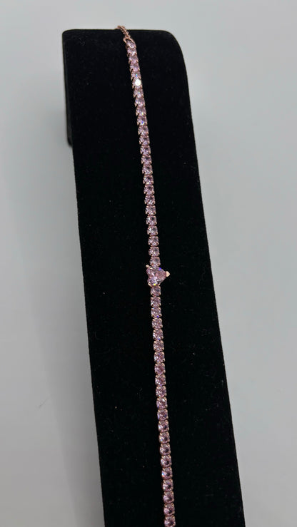 Pulsera de circonia rosa en balanza de precisión Exacto Pro, confirmando peso de 6.3 gramos de plata auténtica
