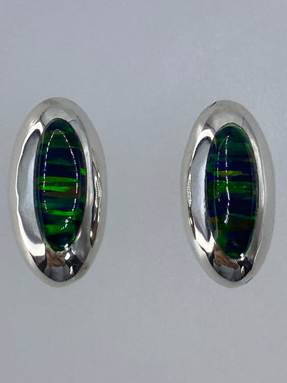 Detalle del ópalo de fuego natural mostrando tonalidades verdes y azules