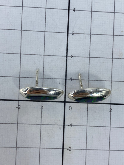 Reverso de los aretes mostrando el Quinto 925 y post de plata