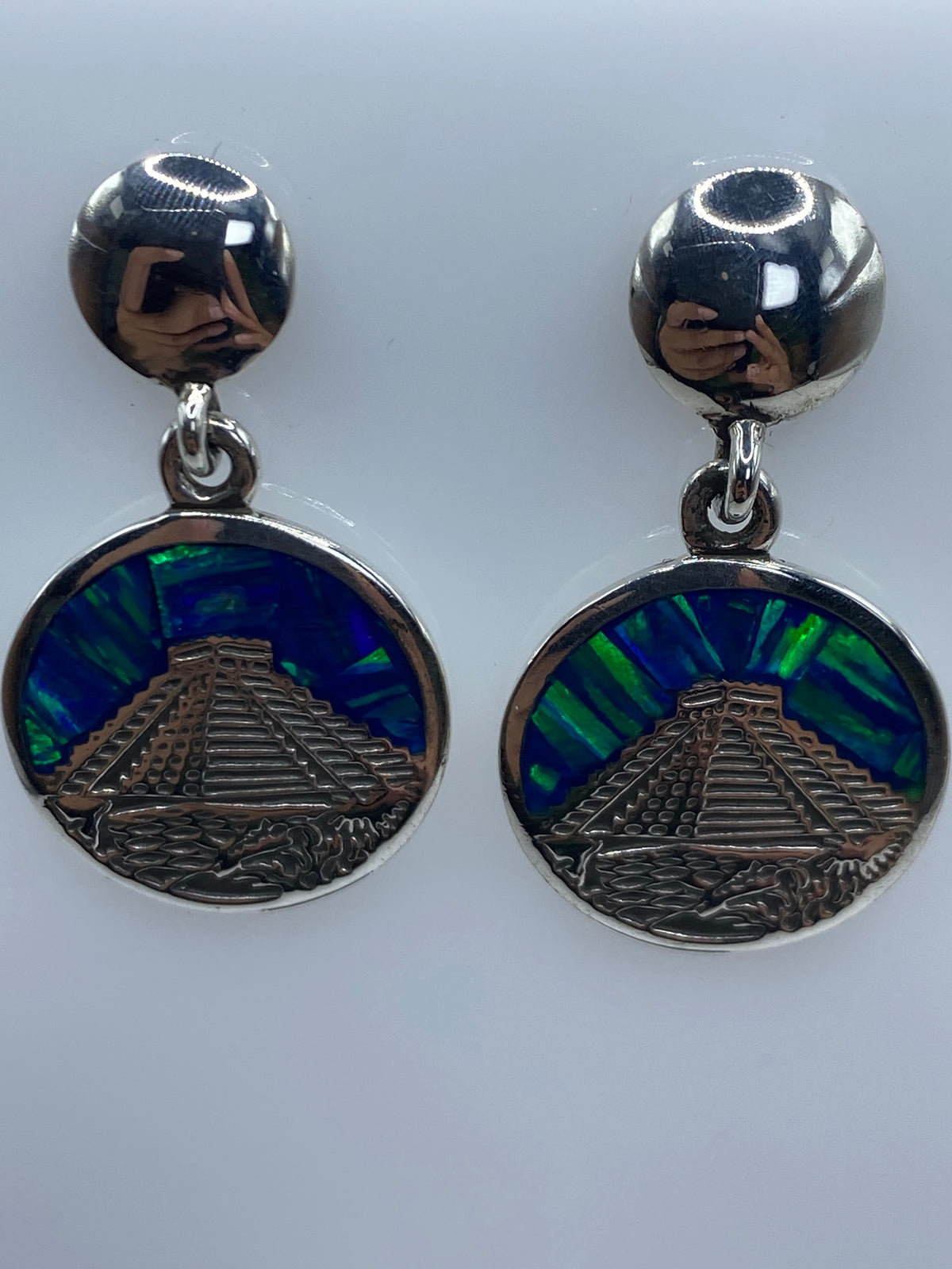 Detalle frontal de la Pirámide de Chichén Itzá labrada en relieve con Opalo de Fuego azul incrustado