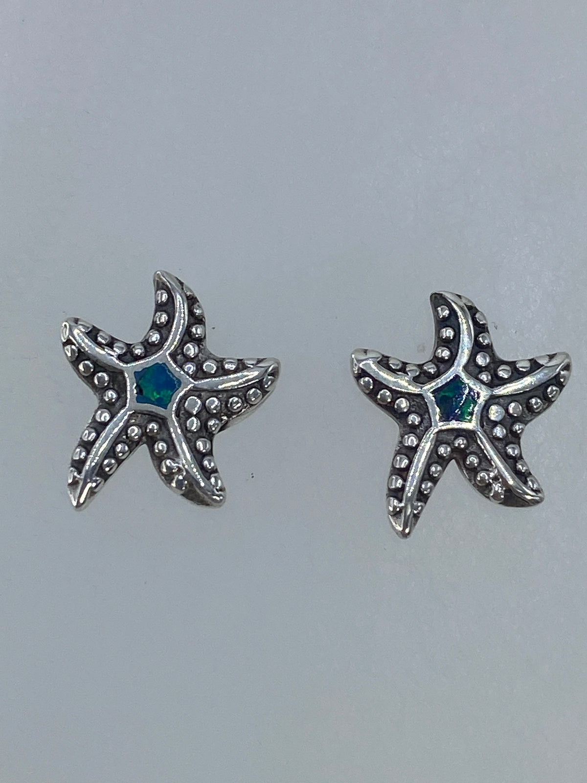 Par de aretes de plata estrella de mar con Ópalo de Fuego verde limón, vista frontal