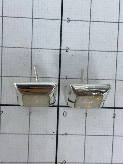 Aretes sobre escala mostrando peso de 2.52 g y marca 925