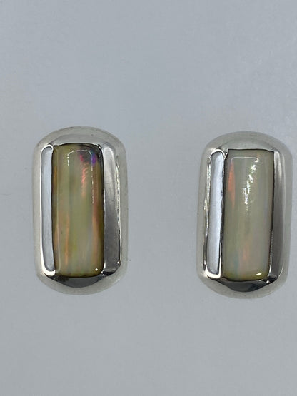 Par de aretes de plata con ópalo de fuego multicolor en tonos naranja y verde