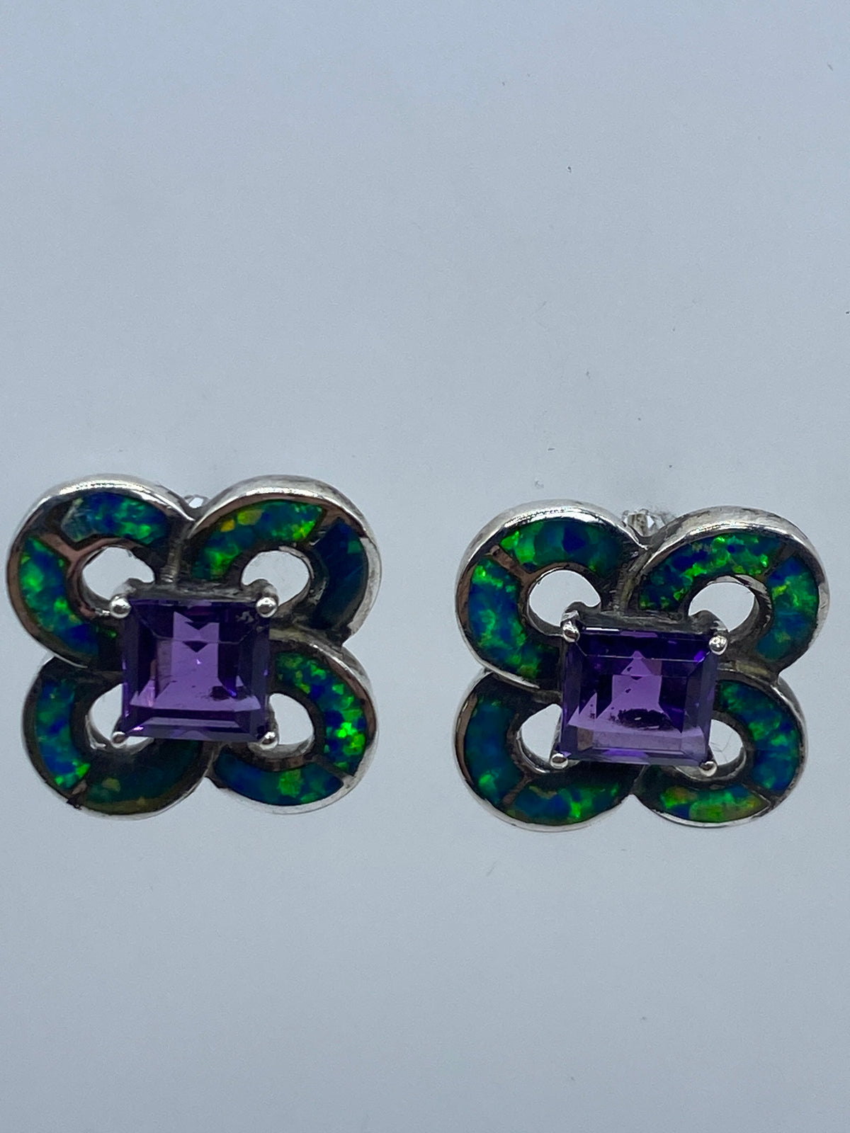 Detalle del engaste de ópalo de fuego azul en plata en cada arete