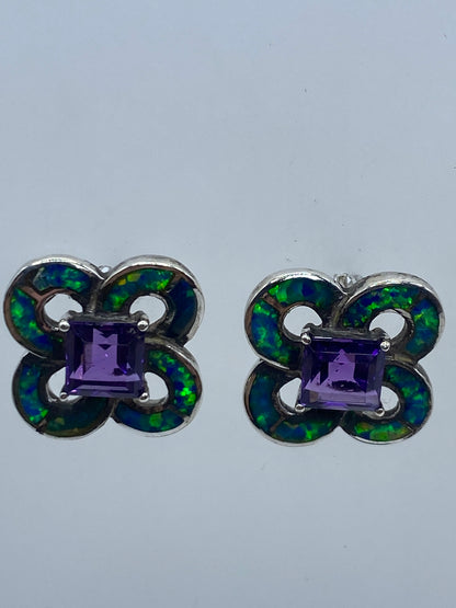 Detalle del engaste de ópalo de fuego azul en plata en cada arete