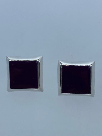 Par de aretes de plata 925 con piedra morada engastada, cada uno de 1.3 cm de largo