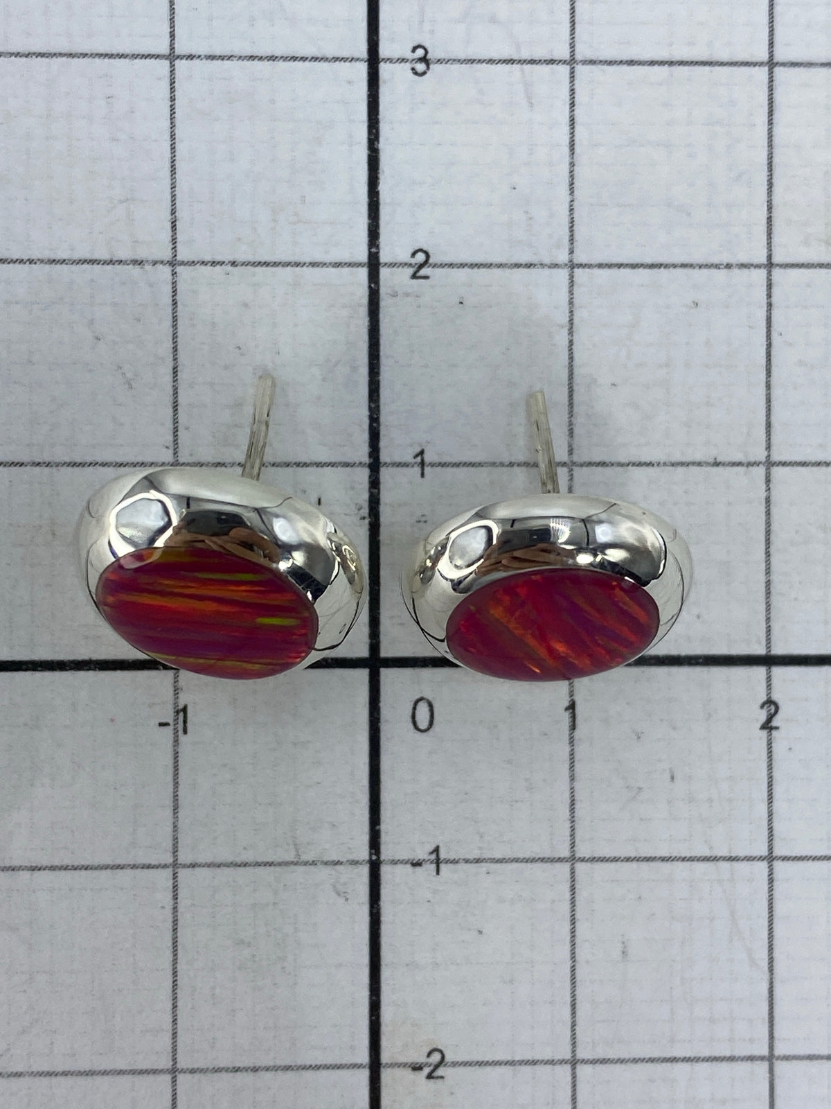 Reverso de los aretes con el Quinto 925 visible en la herradura de plata