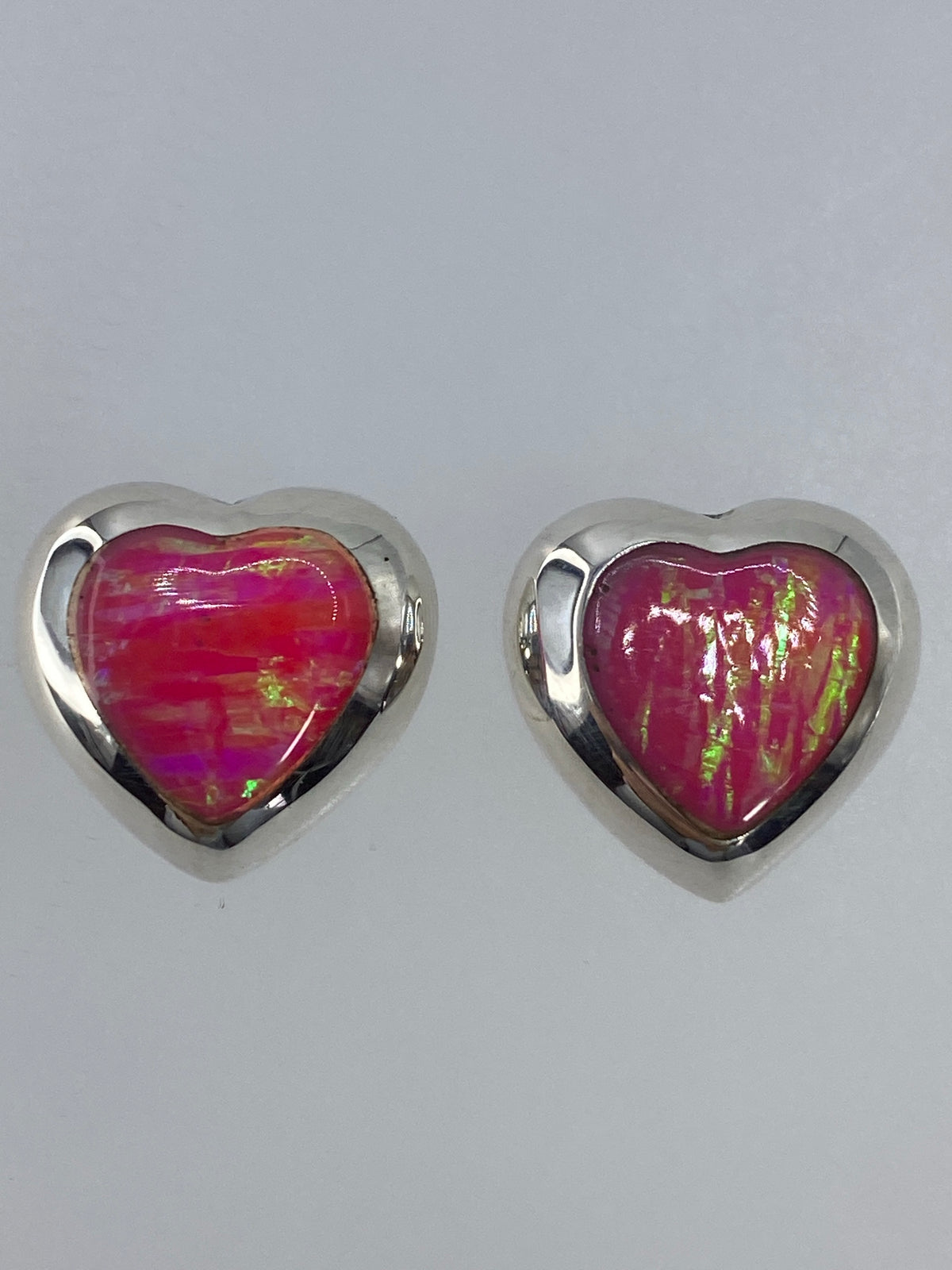 Aretes sobre escala de medidas: largo 1.4 cm