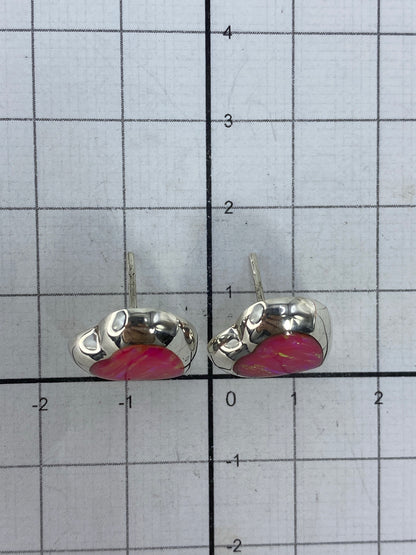 Reverso del arete mostrando el poste y mariposa de plata 925
