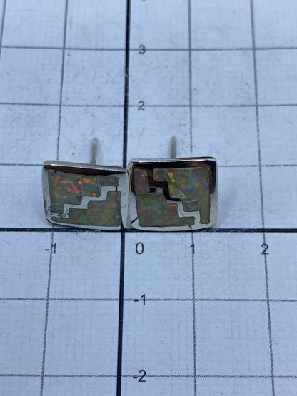 Vista lateral de los aretes minimalistas con piedra multicolor