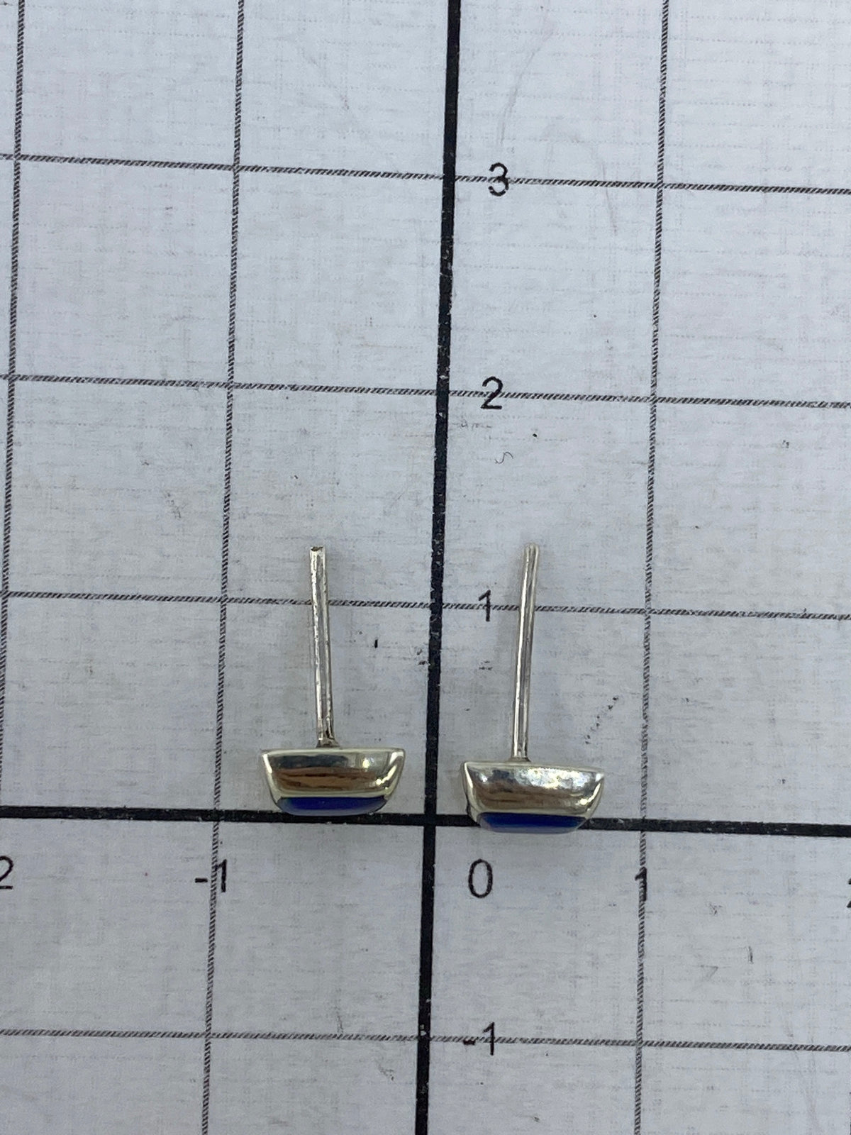 Aretes sobre fondo blanco mostrando el Quinto 925 grabado