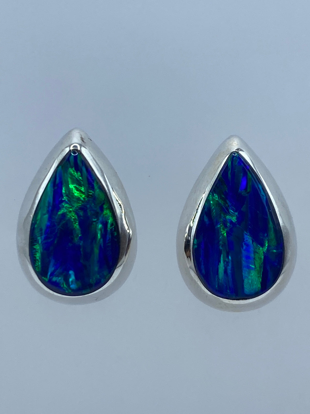 Par de aretes de plata con ópalo de fuego azul profundo, engastado a mano, de 1.9 cm de largo