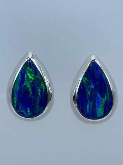 Par de aretes de plata con ópalo de fuego azul profundo, engastado a mano, de 1.9 cm de largo