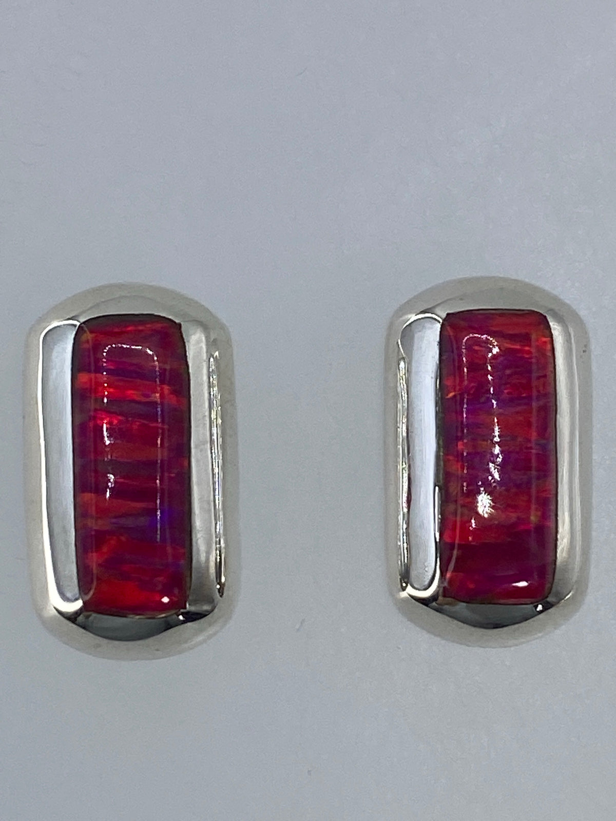 Par de aretes de plata 925 con ópalo de fuego rosa, sobre fondo blanco