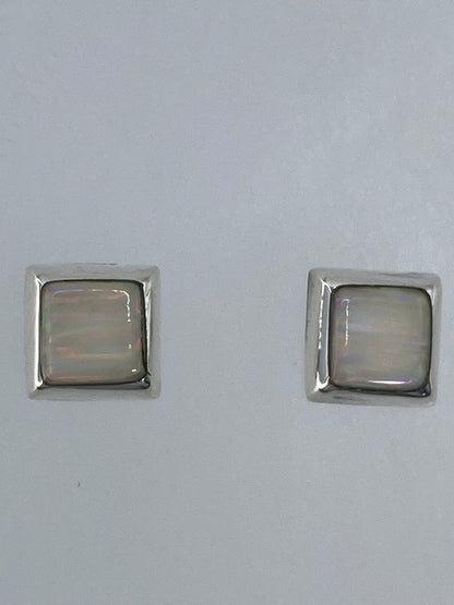 Aretes en la mano para escala — 1.2 cm de largo, pequeños y delicados
