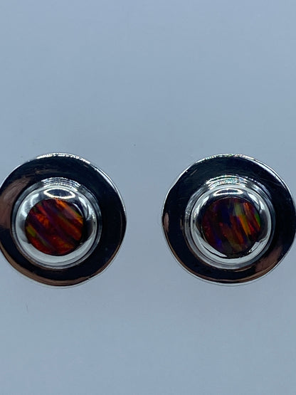 Aretes sobre regla métrica mostrando largo de 1.8 cm por pieza