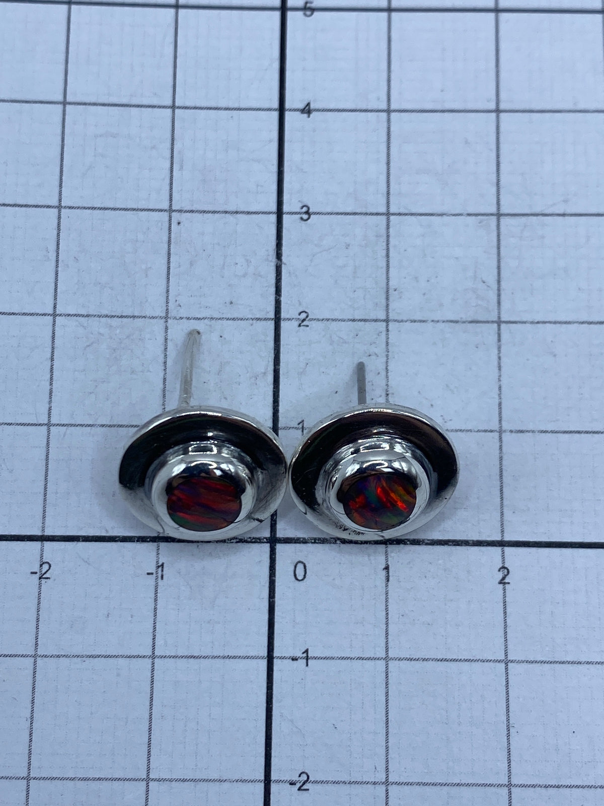 Reverso de los aretes con postes de plata 950 y marcado de hallmark