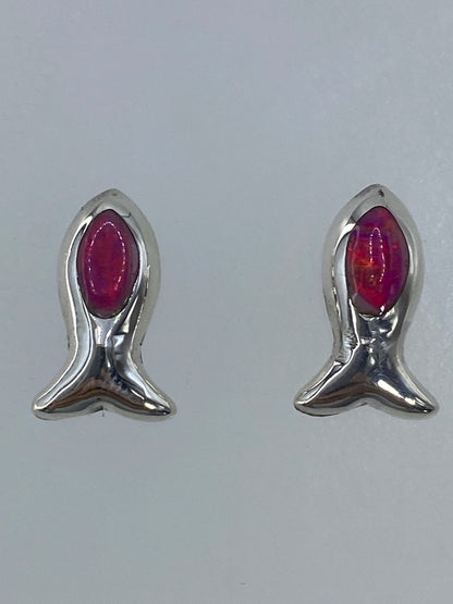 Vista frontal de los aretes minimalistas mostrando el color rosa del ópalo