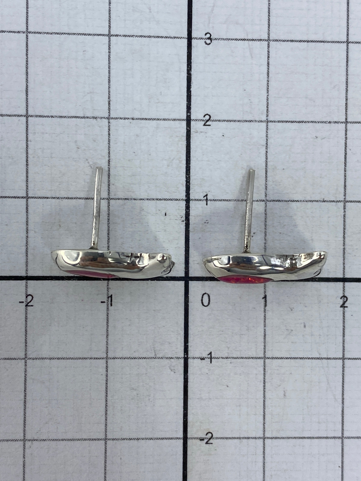 Aretes junto a regla métrica que muestra largo de 1.3 cm